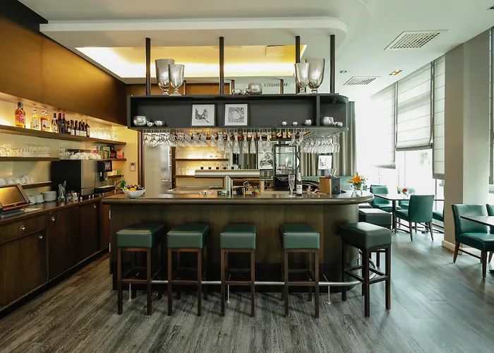 المطار أدلرسهوف فندق